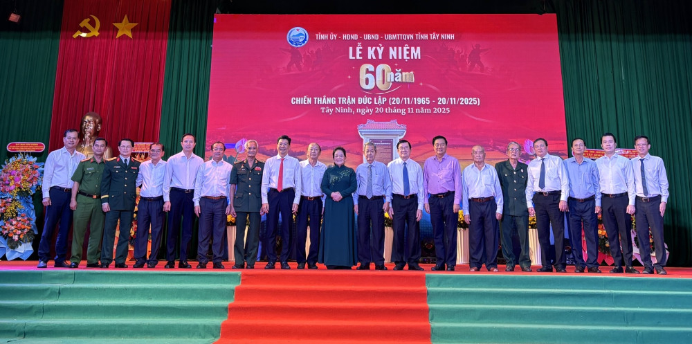 Đại biểu chụp ảnh lưu niệm tại lễ kỷ niệm