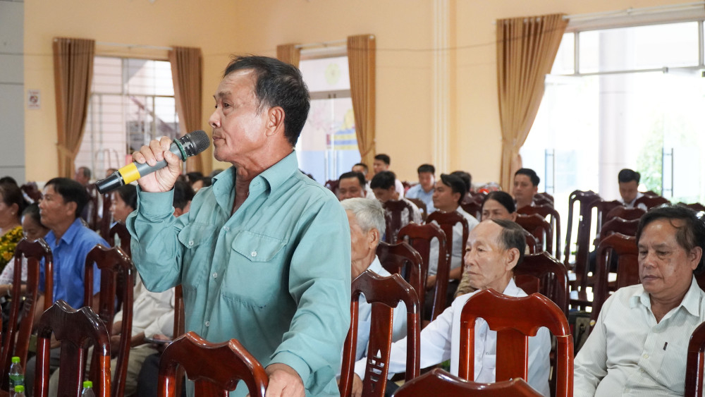 Cử tri kiến nghị tại buổi tiếp xúc