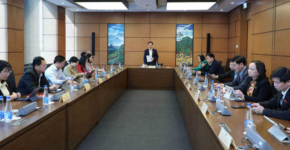 Các đại biểu thảo luận tại tổ đóng góp ý kiến cho dự án Luật Trí tuệ nhân tạo