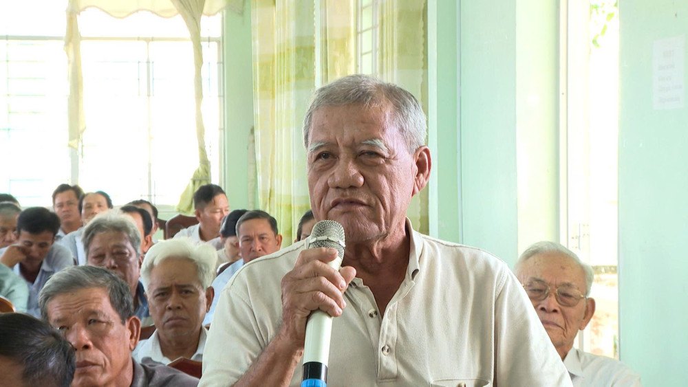 Cử tri xã Tuyên Thạnh phát biểu ý kiến tại buổi tiếp xúc với đại biểu HĐND tỉnh