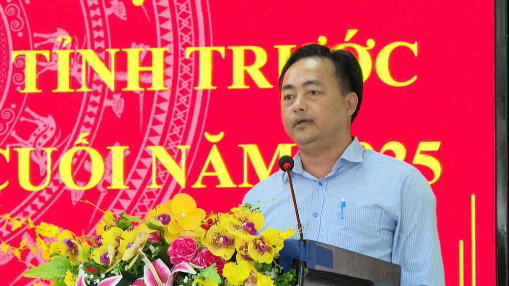 Chủ tịch UBND xã Tuyên Thạnh Lâm Tấn Đạt giải trình, làm rõ các nội dung cử tri nêu thuộc thẩm quyền