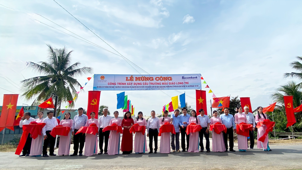 Đại biểu thực hiện nghi thức cắt băng khánh thành cầu Trường Mẫu giáo Long Trì