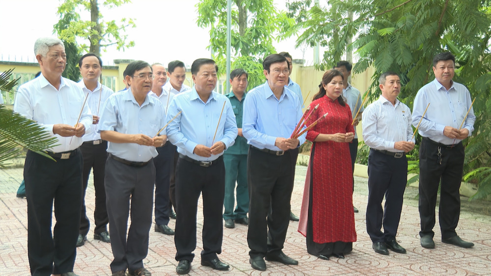 Đoàn đến dâng hương tại Đền thờ liệt sĩ Tiểu đoàn 263 – Quân khu 8