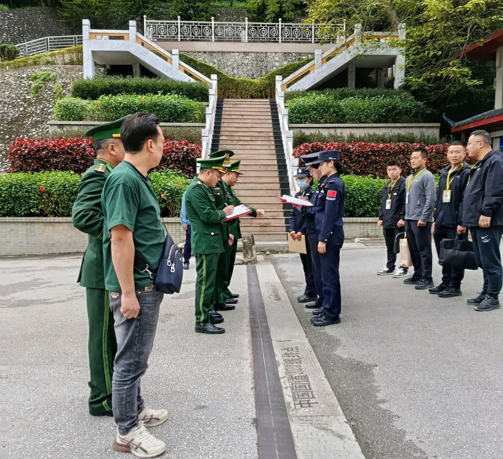 Lực lượng chức năng bàn giao đối tượng truy nã