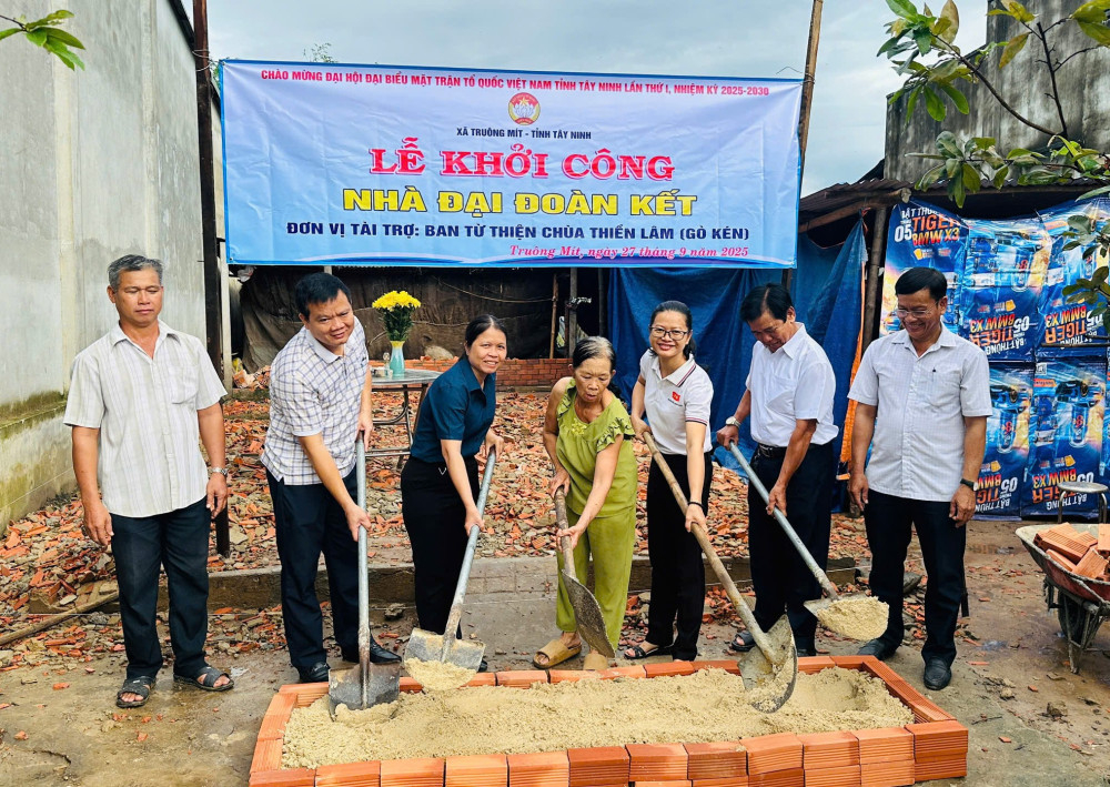 Xây dựng nhà tình thương, nhà Đại đoàn kết là hoạt động thiết thực nhằm chăm lo cho hộ nghèo, cận nghèo, trong đó có các hộ có phụ nữ là chủ hộ (Ảnh: Khởi công xây dựng nhà Đại đoàn kết tại xã Truông Mít)