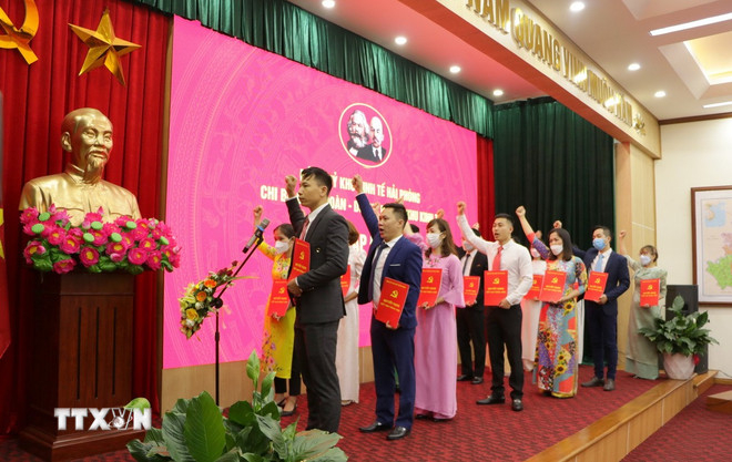 Ban Thường vụ Đảng ủy Khu kinh tế Hải Phòng tổ chức lễ kết nạp đảng viên cho 22 quần chúng ưu tú. (Ảnh minh họa: Minh Thu/TTXVN)