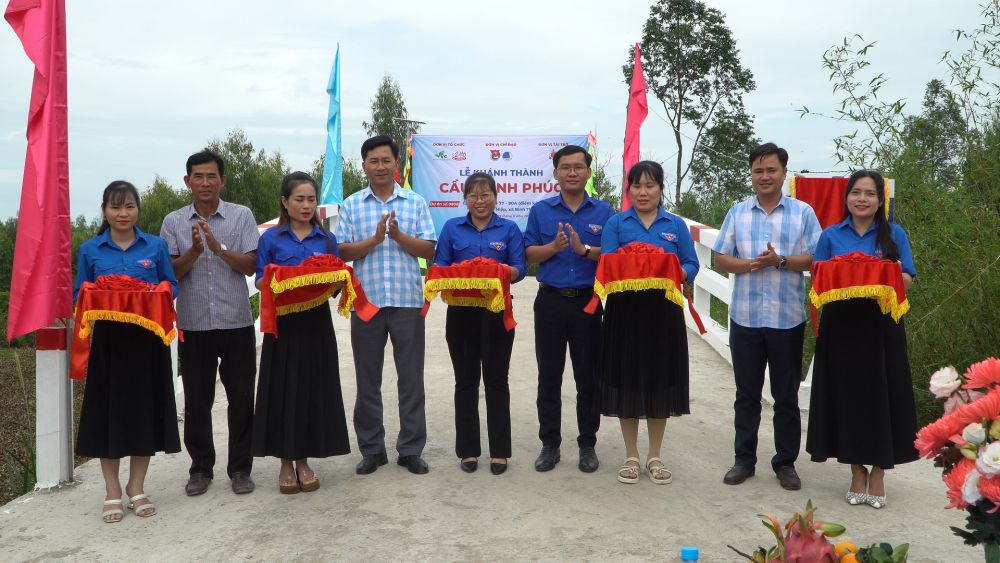 Lễ khánh thành công trình cầu Hạnh Phúc tại ấp Tân Hiệp, xã Bình Thành