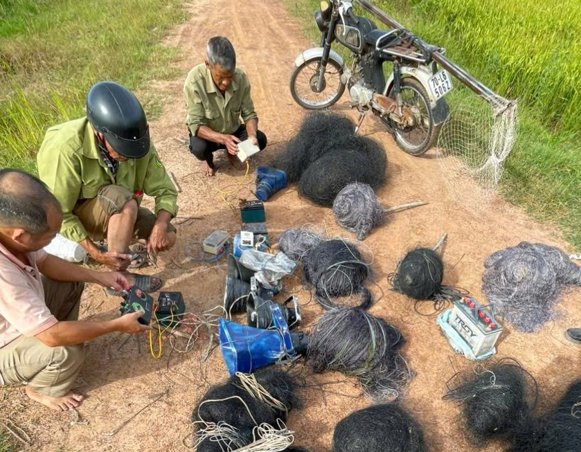 Tổ công tác lập biên bản kiểm tra và tạm giữ tang vật