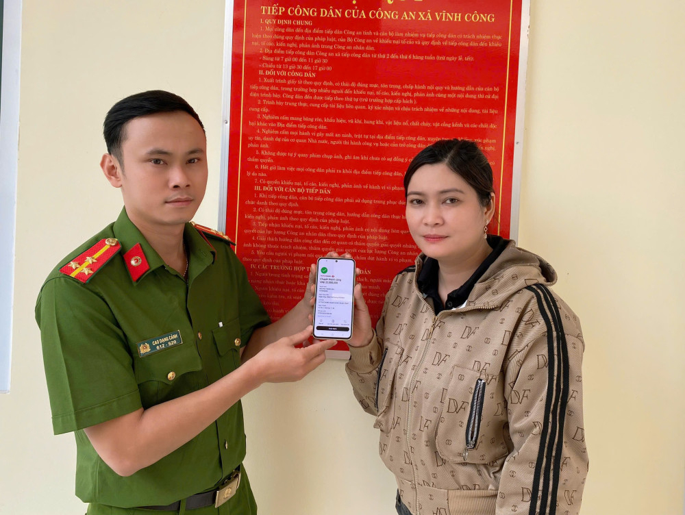 Công an xã Vĩnh Công chứng kiến chị Dung chuyển trả lại số tiền 22 triệu đồng (ảnh Hữu Lộc)
