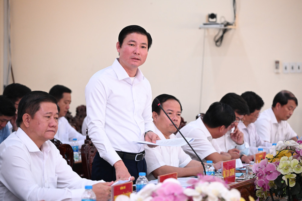 Giám đốc Sở Tài chính Trương Văn Liếp báo cáo tình hình phát triển kinh tế - xã hội và vận hành bộ máy chính quyền địa phương 2 cấp tại buổi làm việc