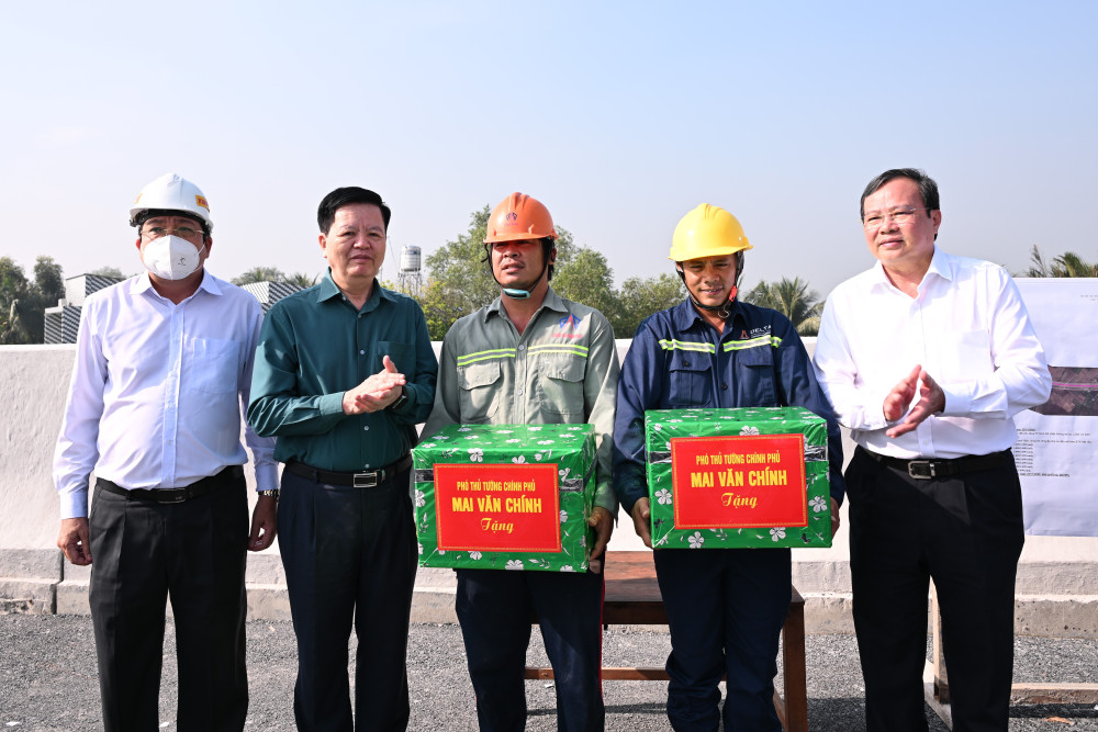 Phó Thủ tướng Chính phủ Mai Văn Chính (thứ 2, từ trái qua) tặng quà động viên tinh thần các đơn vị thi công