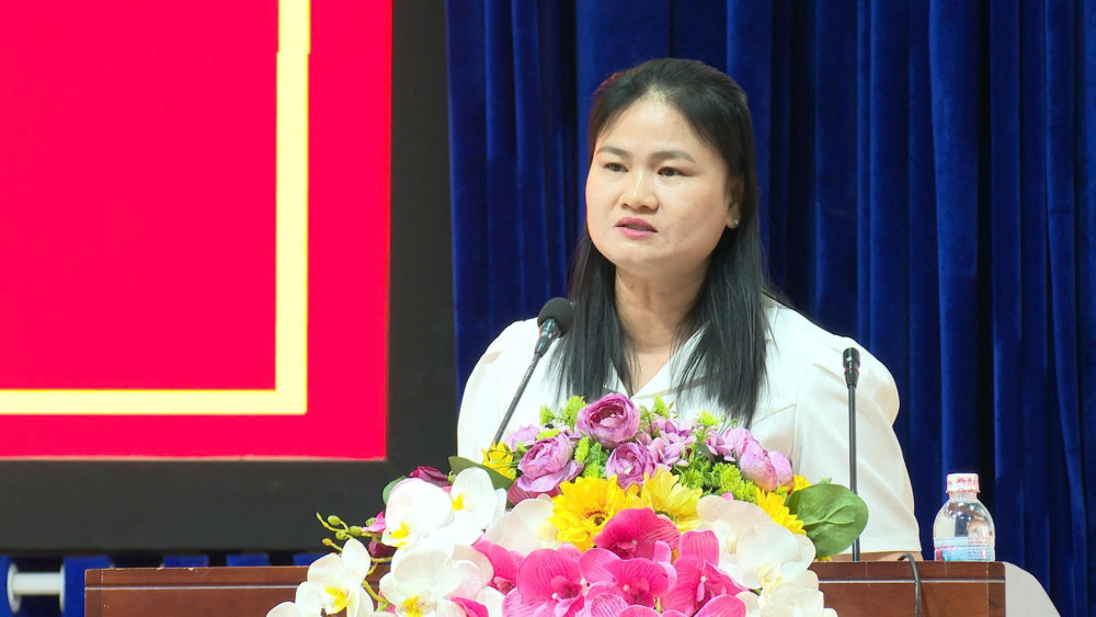 Đại biểu HĐND tỉnh báo cáo các nội dung tại buổi tiếp xúc cử tri