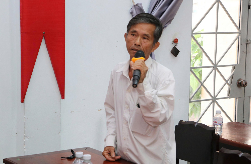 Cử tri ấp Xóm Đồng phát biểu tại buổi tiếp xúc