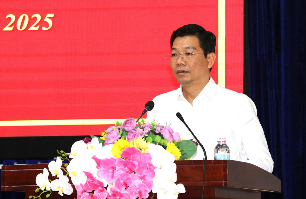 Phó Bí thư Thường trực Tỉnh ủy, Chủ tịch HĐND tỉnh Nguyễn Mạnh Hùng phát biểu tại buổi tiếp xúc cử tri phường Gò Dầu