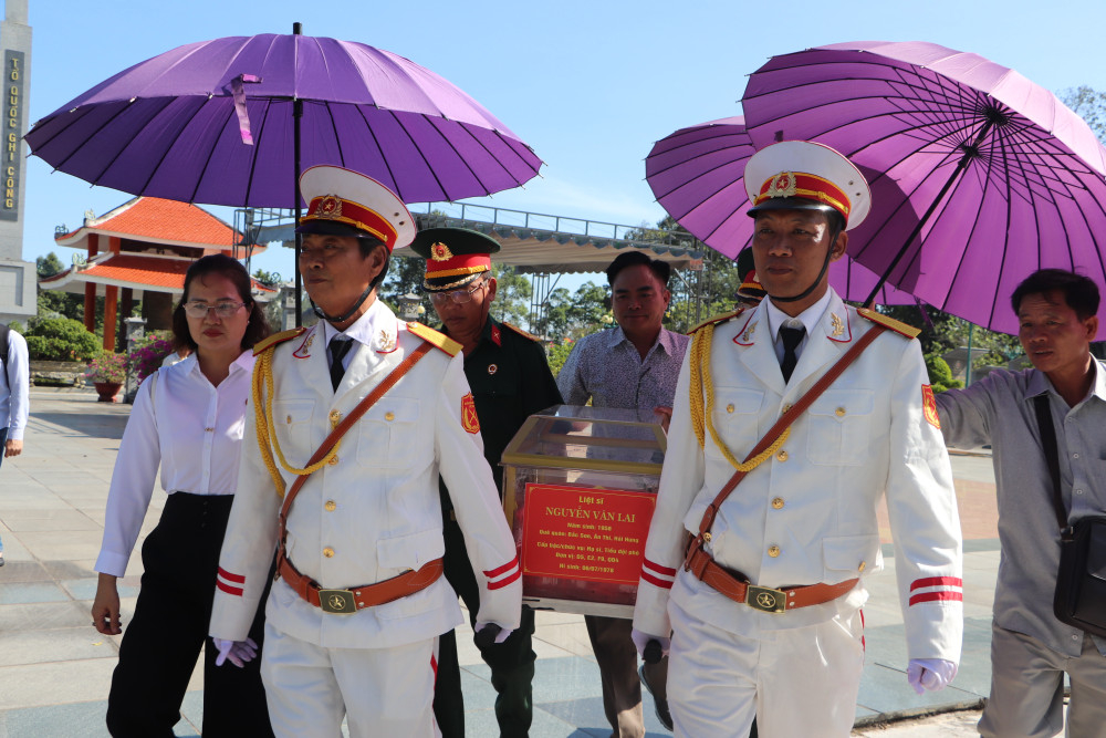 Đưa hài cốt hai liệt sĩ lên đường về an táng tại quê nhà Hưng Yên