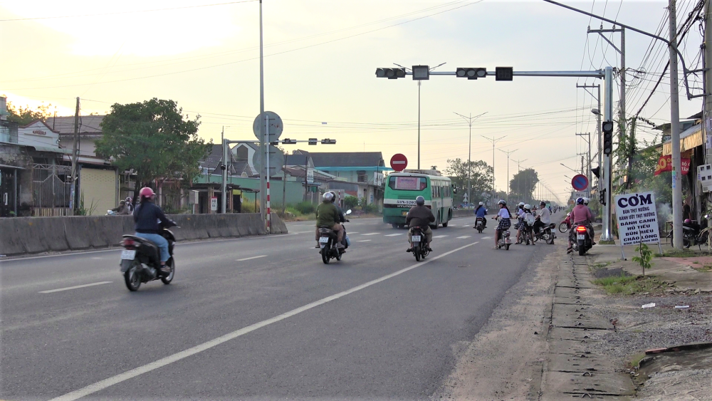 Đèn tín hiệu giao thông đã được lắp đặt gần 2 tháng vẫn không hoạt động