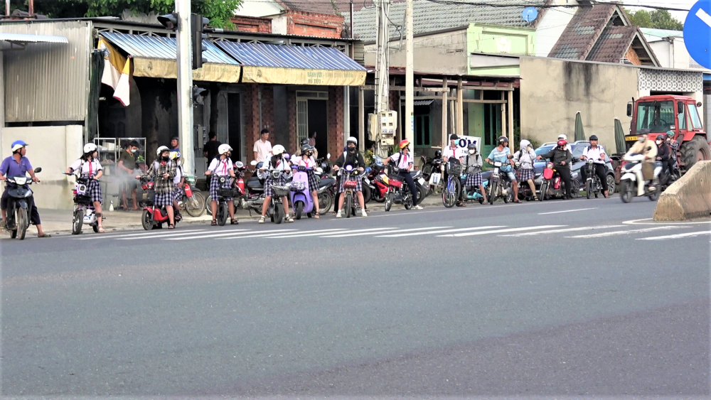 Học sinh muốn rẽ trái sang đường phải dừng xe chờ đợi khá lâu