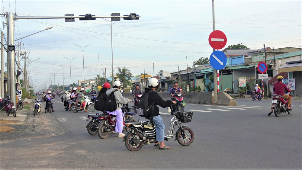 Nhiều em học sinh nôn nóng sang đường, rất không an toàn