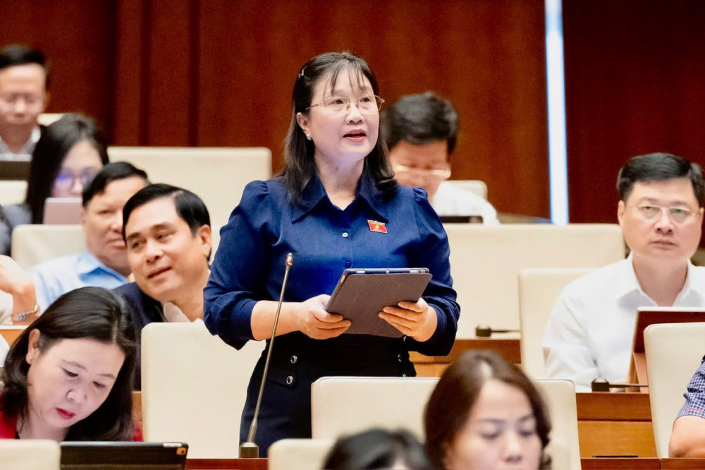 Đại biểu Nguyễn Hoàng Uyên - Phó Giám đốc Sở Y tế tỉnh phát biểu tại hội trường đóng góp dự án Luật Phòng, chống ma túy (sửa đổi)