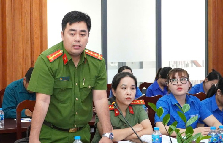 Công an phường trả lời các ý kiến của đoàn viên, thanh niên