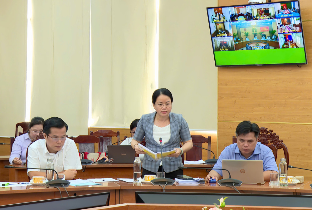 Phó Giám đốc Sở Nông nghiệp và Môi trường Đinh Thị Phương Khanh giải đáp các vướng mắc, kiến nghị của địa phương