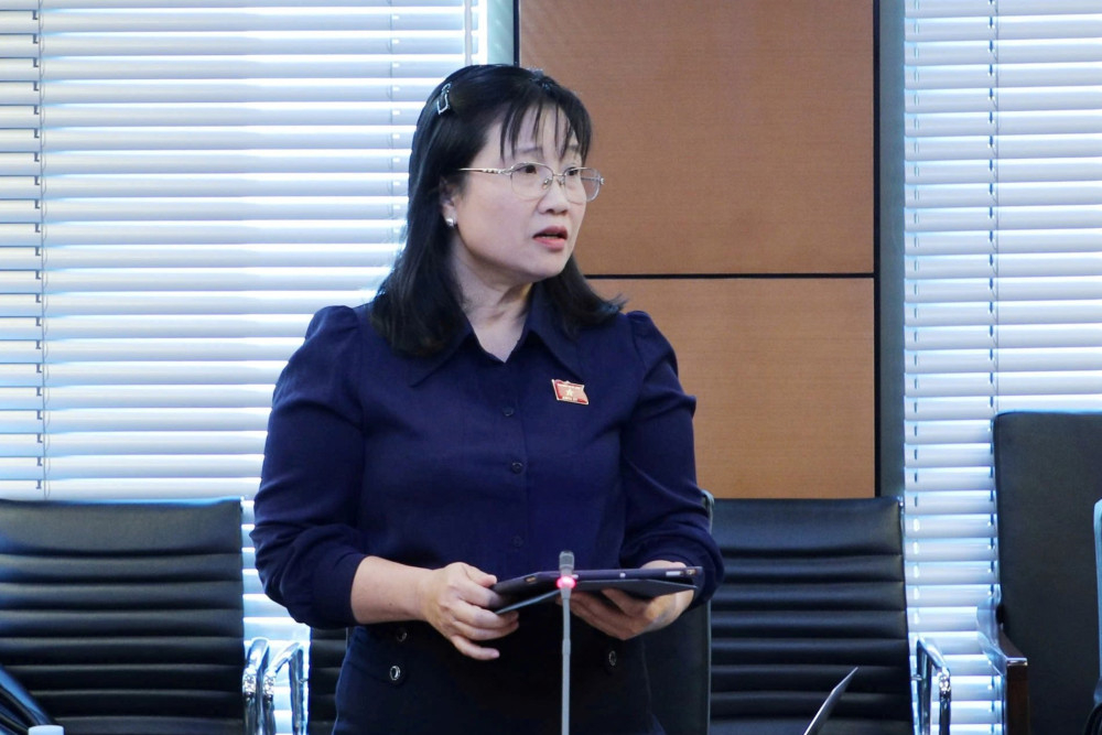 Đại biểu Nguyễn Hoàng Uyên - Phó Giám đốc Sở Y tế đóng góp ý kiến tại Tổ thảo luận