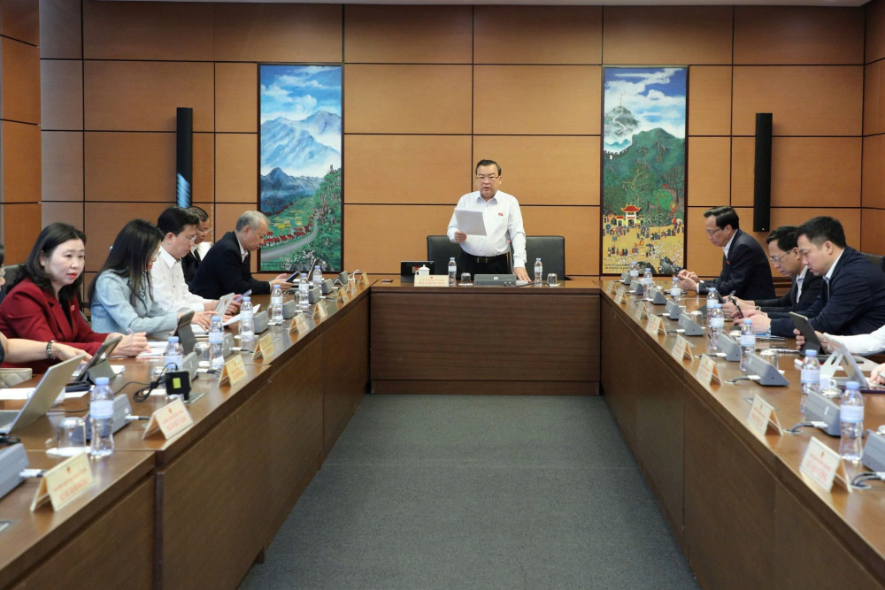 Phó Bí thư Tỉnh ủy, Trưởng đoàn ĐBQH tỉnh Phạm Hùng Thái phát biểu kết luận trong phiên thảo luận tại tổ