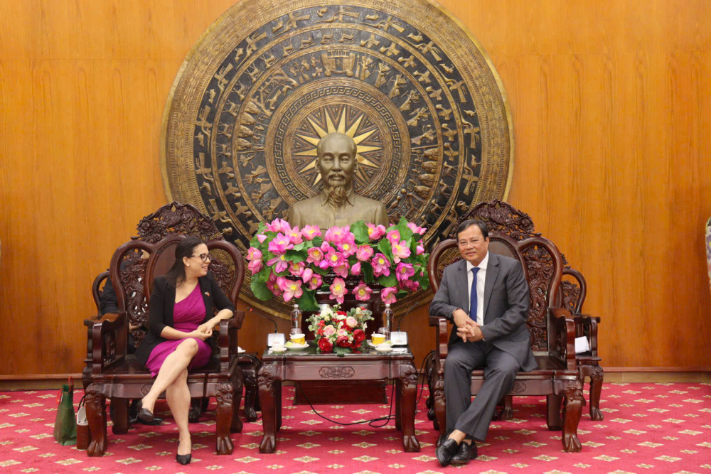 Phó Bí thư Tỉnh ủy, Chủ tịch UBND tỉnh Tây Ninh Lê Văn Hẳn tiếp bà Ariadne Feo Labrada - Tổng Lãnh sự Cộng hòa Cuba tại TP.Hồ Chí Minh