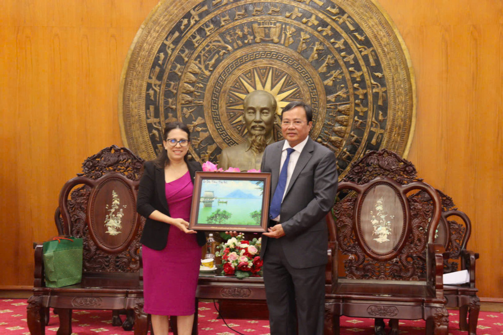 Phó Bí thư Tỉnh ủy, Chủ tịch UBND tỉnh Tây Ninh Lê Văn Hẳn tặng quà lưu niệm cho bà Ariadne Feo Labrada - Tổng Lãnh sự Cộng hòa Cuba tại TP.Hồ Chí Minh