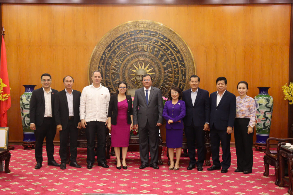 Đại biểu chụp ảnh lưu niệm