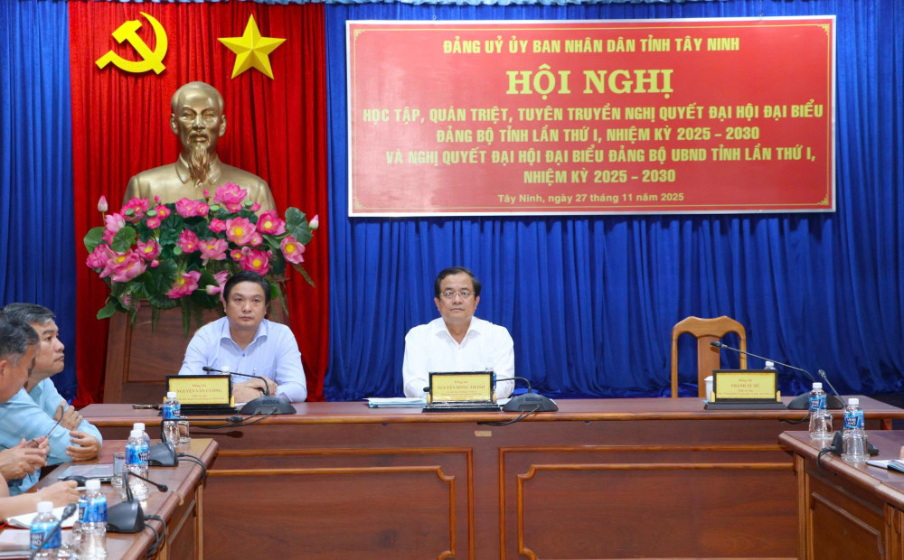 Ủy viên Ban Thường vụ Tỉnh ủy, Phó Bí thư Thường trực Đảng ủy, Phó Chủ tịch UBND tỉnh Nguyễn Hồng Thanh chủ trì tại điểm cầu Đảng ủy UBND tỉnh cơ sở 