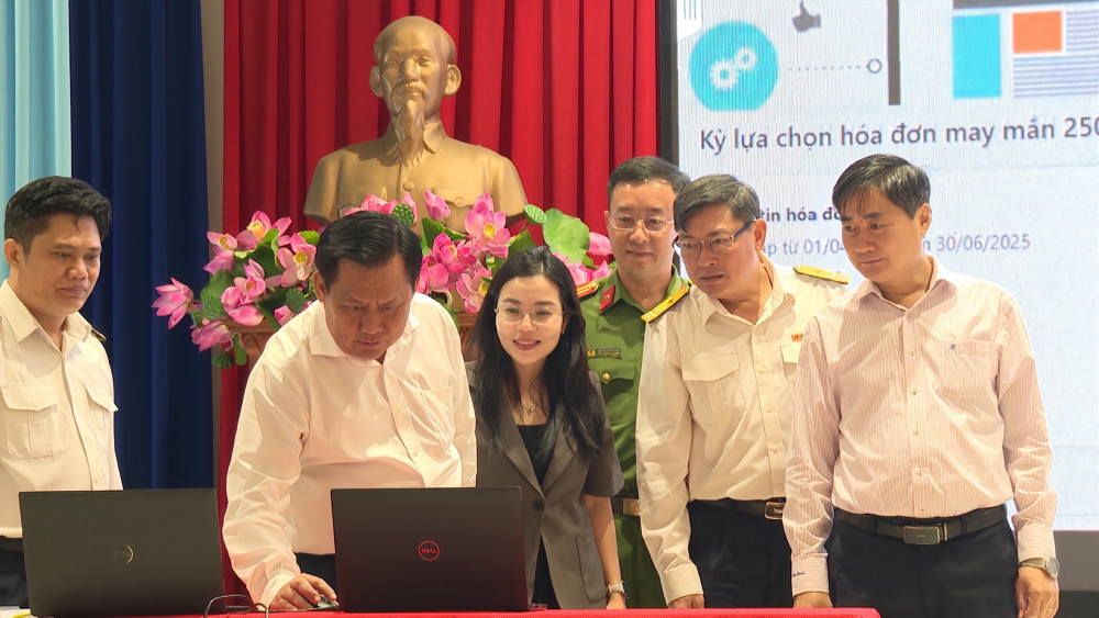 Phó Chủ tịch UBND tỉnh, Chủ tịch Hội đồng giám sát  Huỳnh Văn Sơn cùng các thành viên Hội đồng giám sát bấm nút chọn ra “Hoá đơn may mắn”