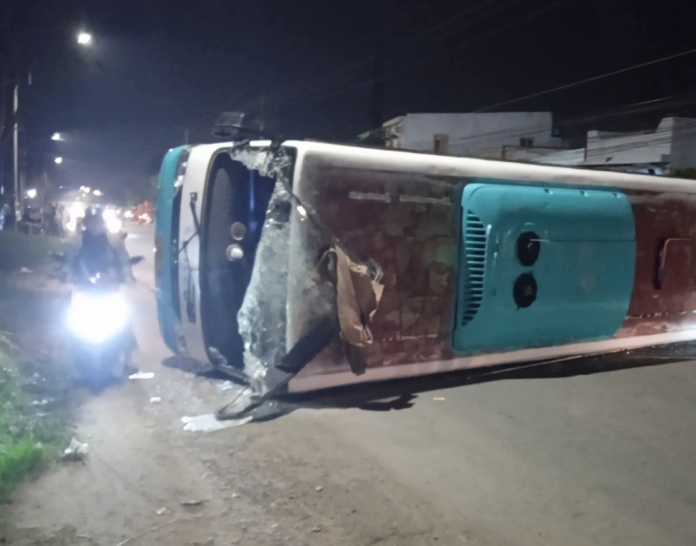 Xe khách bị lật ngang nằm chắn giữa đường