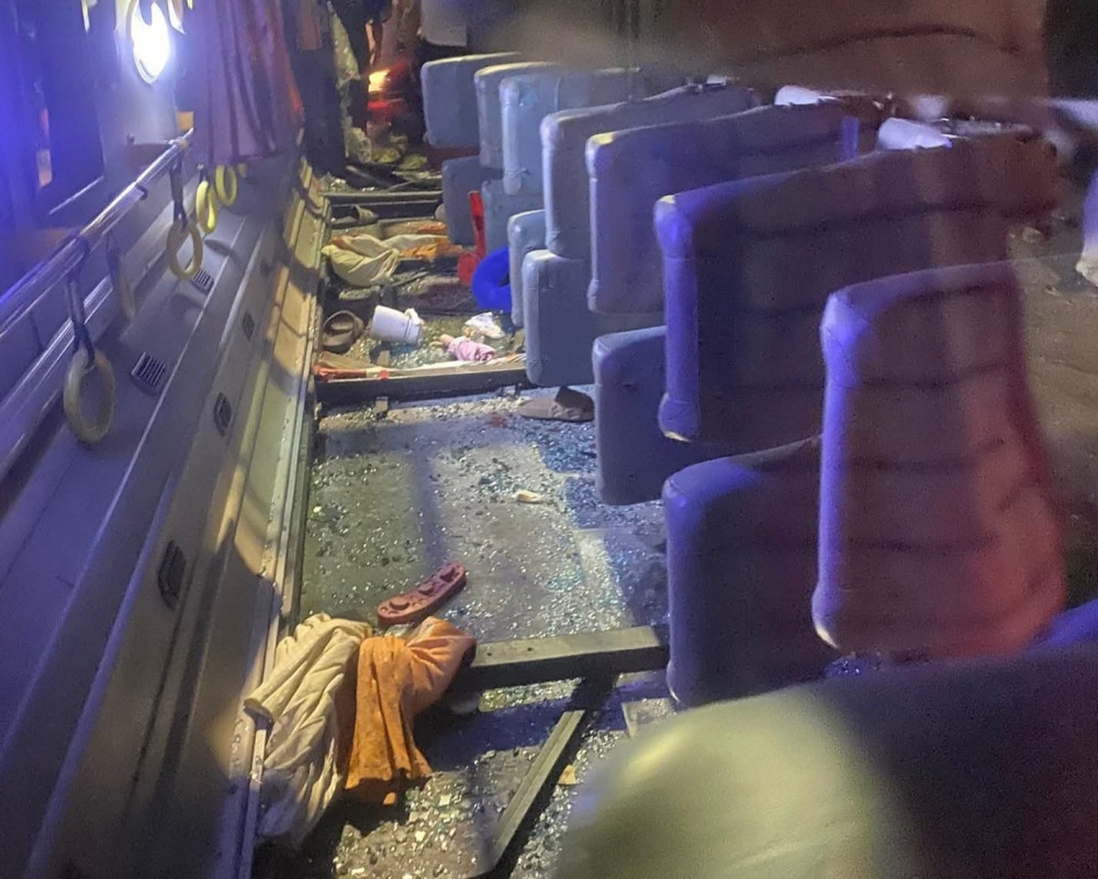 Bên trong chiếc xe bị lật