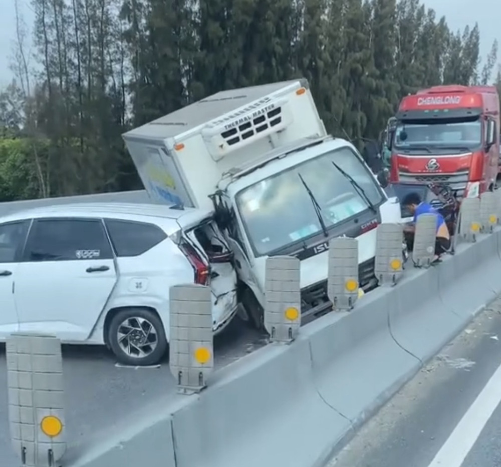 Xe va vào nhau bị hư hỏng nặng