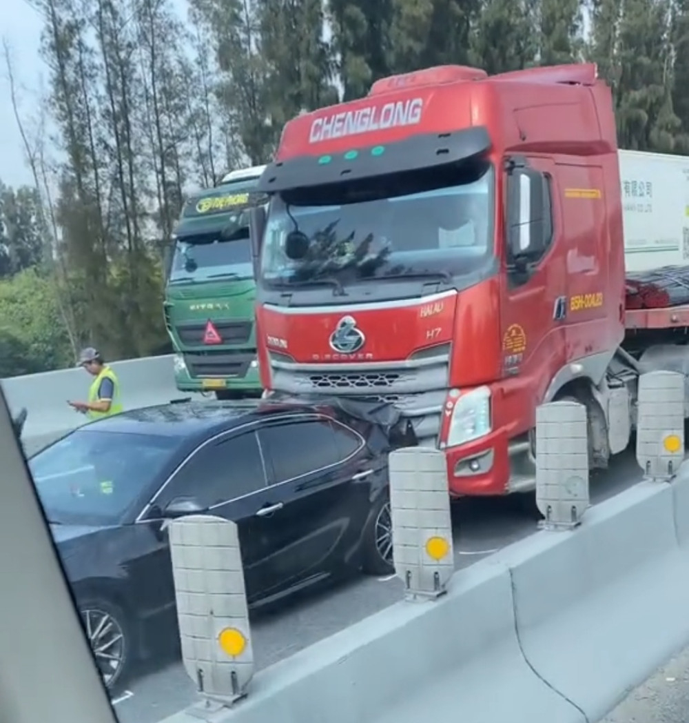 Xe tải và xe ô tô con va chạm liên hoàn 