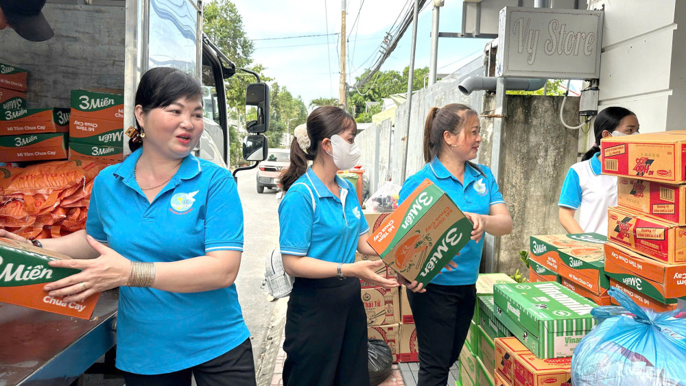 Hơn 7 tấn hàng hóa, nhu yếu phẩm từ người dân các xã Tân Thạnh, Nhơn Ninh, Nhơn Hòa Lập, Hậu Thạnh, xã Kiến Tường và tỉnh Đồng Tháp gửi về đồng bào miền Trung ruột thịt