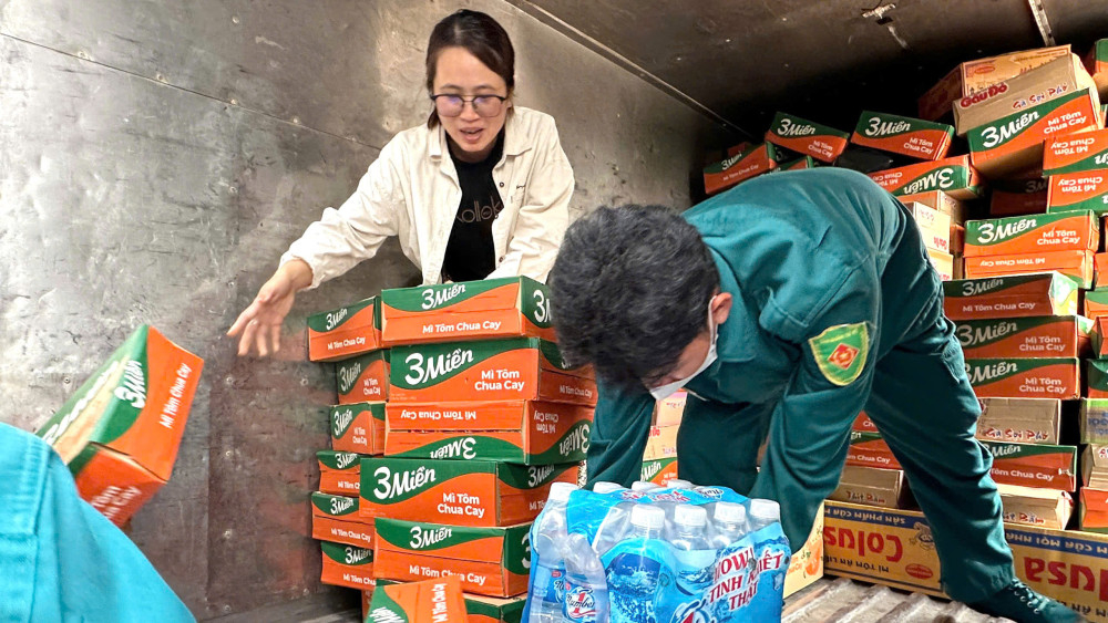 Tình nguyện viên vận chuyển hàng hóa lên xe