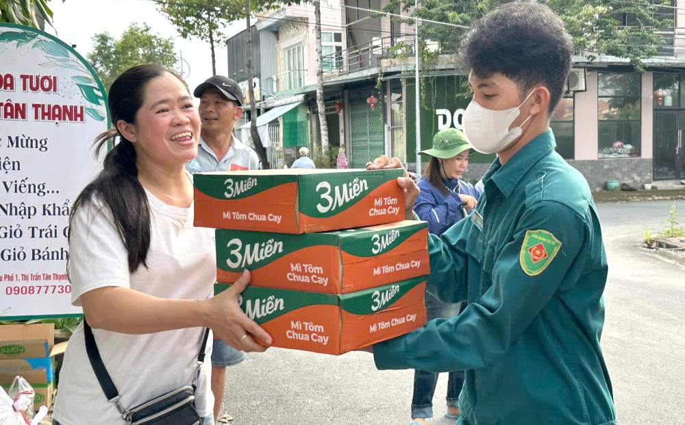 Mọi người làm việc rất nhiệt tình, mong hàng hóa mau chóng đến với người dân vùng bão lũ