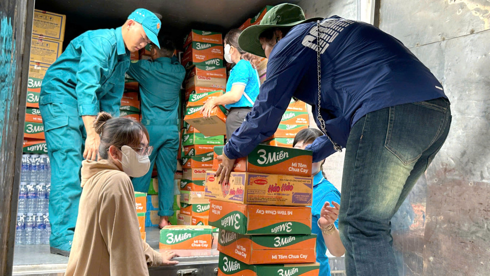 Nhóm thiện nguyện Bạn hữu đường xa Tân An - Long An vận chuyển miễn phí hàng hóa cứu trợ các vùng lũ