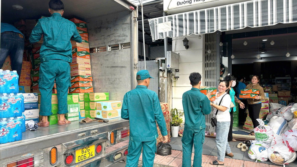 Những chuyến xe nghĩa tình ngoài hàng hóa còn đầy ắp tình cảm yêu thương của người dân các địa phương tỉnh Tây Ninh gửi đến đồng bào vùng bão lũ