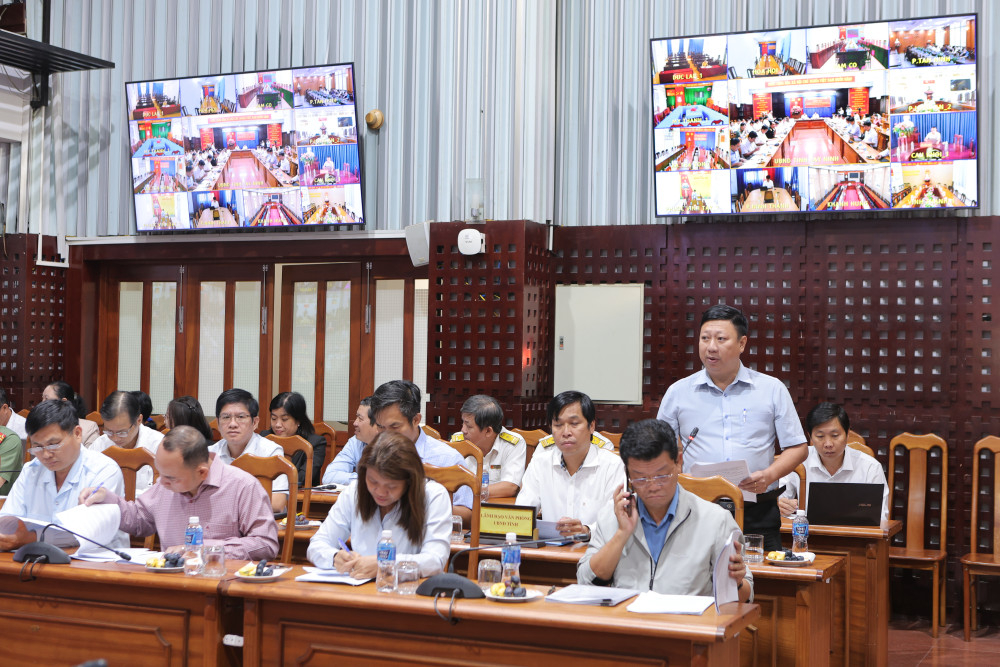 Phó Giám đốc Sở Tài chính Nguyễn Kiên Cường báo cáo kết quả giải quyết kiến nghị của cử tri