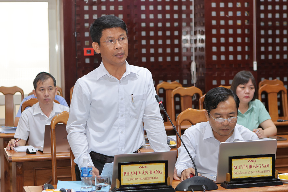 Trưởng ban Pháp chế HĐND tỉnh Phạm Văn Đặng phát biểu tại buổi giám sát