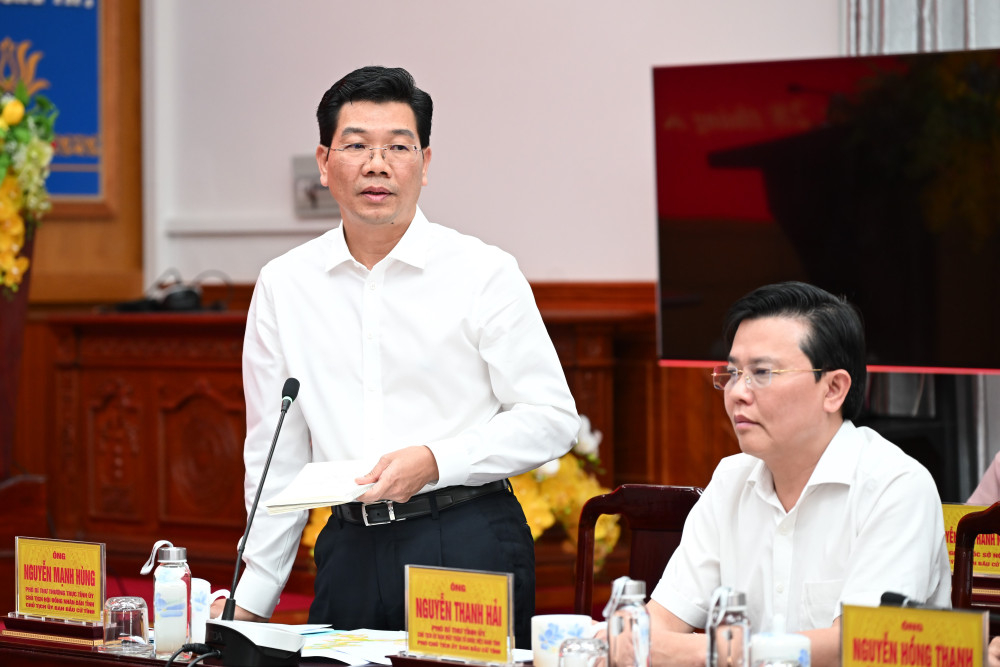 Phó Bí thư Thường trực Tỉnh ủy, Chủ tịch HĐND tỉnh, Chủ tịch Ủy ban bầu cử tỉnh Nguyễn Mạnh Hùng phát biểu thống nhất một số nội dung tại phiên họp