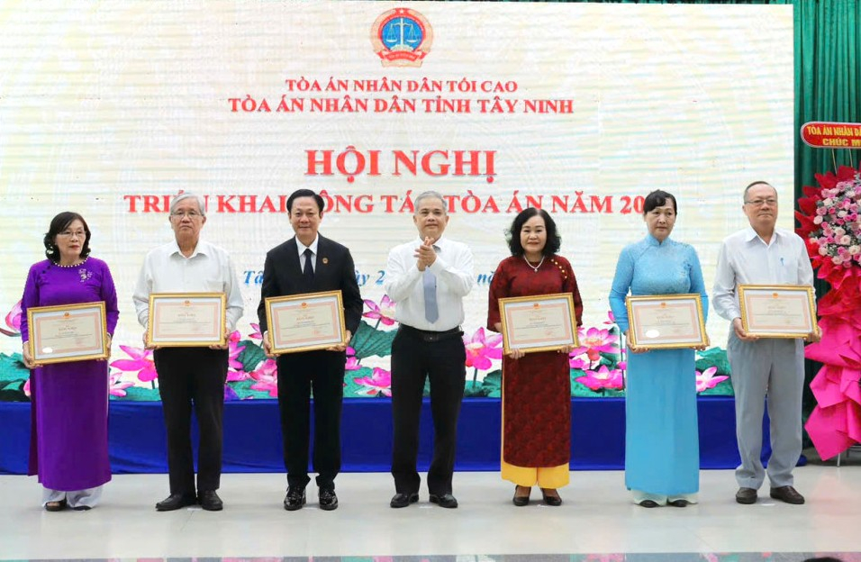Nhiều tập thể, cá nhân có thành tích xuất sắc nhận bằng khen của Chánh án Tòa án Nhân dân tối cao