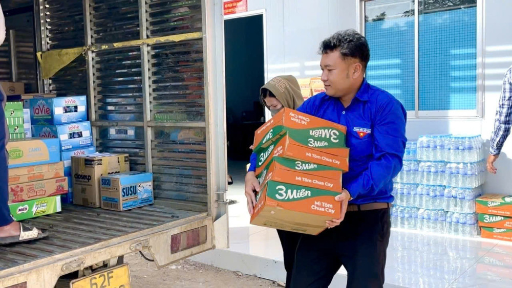 Các bạn trẻ tại xã Vĩnh Châu vận chuyển hàng hóa lên xe, chuẩn bị gửi đến vùng rốn lũ