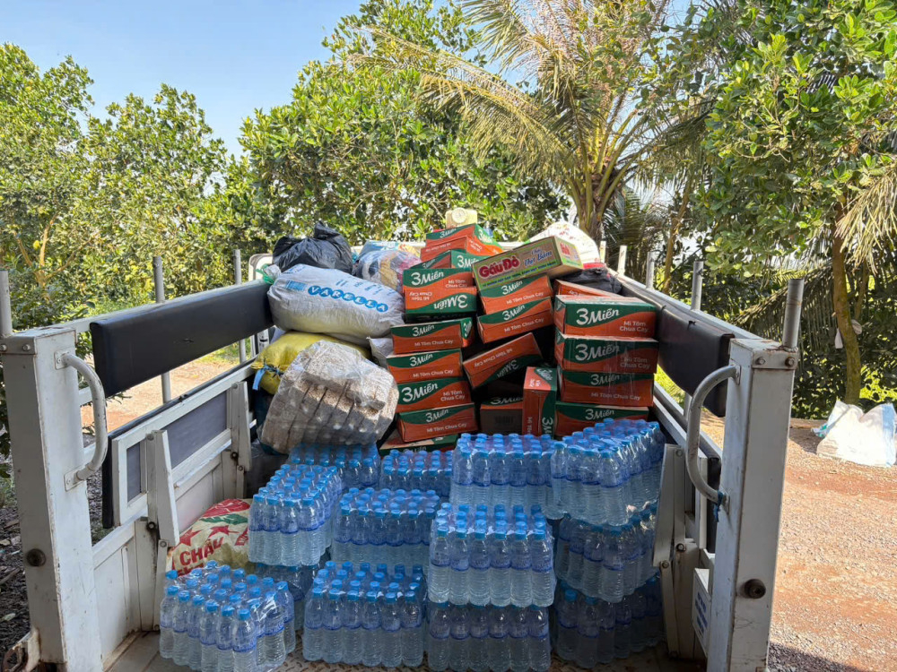 Những chuyến xe nghĩa tình được chuẩn bị sẵn sàng để vận chuyển hàng hóa hỗ trợ đồng bào vùng thiên tai