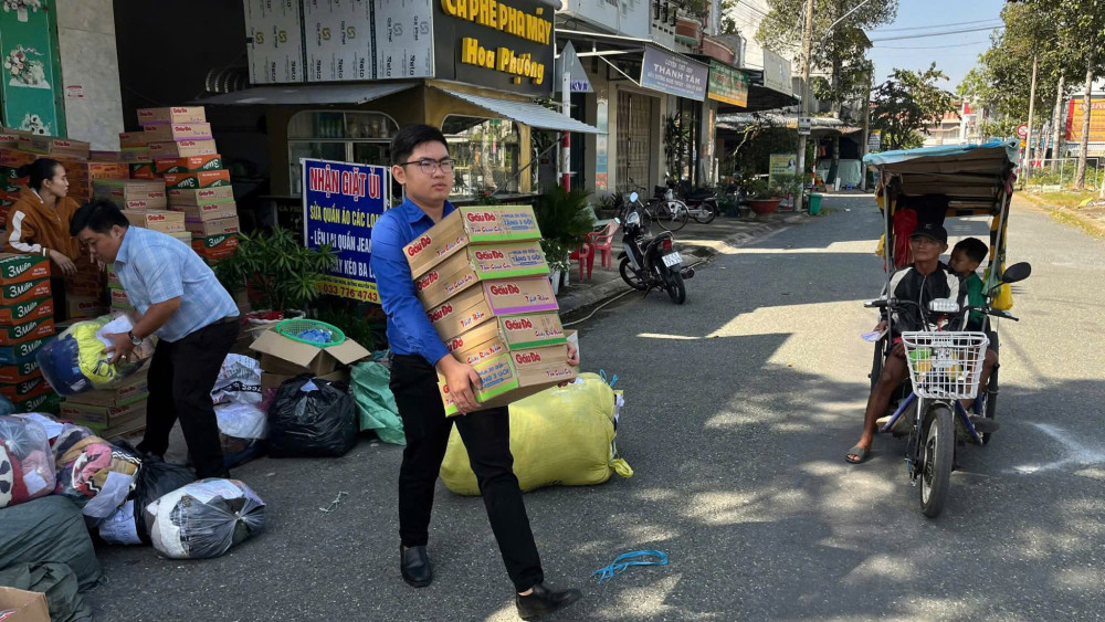 Tuổi trẻ xã Tân Hưng hỗ trợ vận chuyển nhu yếu phẩm gồm gạo, mì gói, nước suối gửi về miền Trung