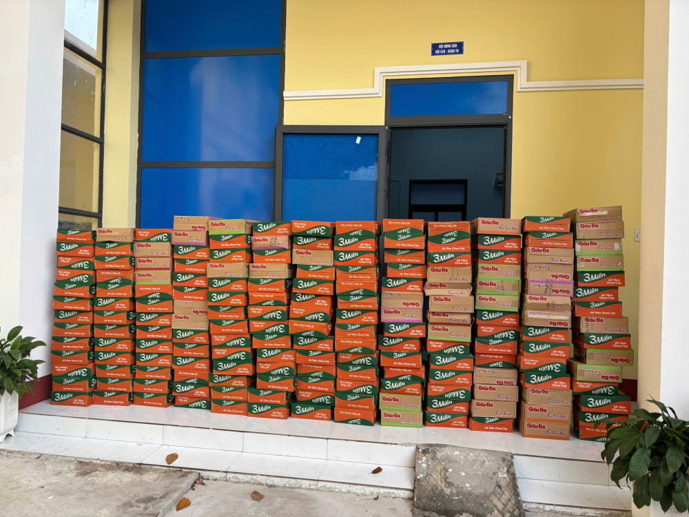 Hơn 350 thùng mì, cháo ăn liền được đoàn viên, thanh niên xã Đức Lập khẩn trương tập kết để gửi về người dân miền Trung