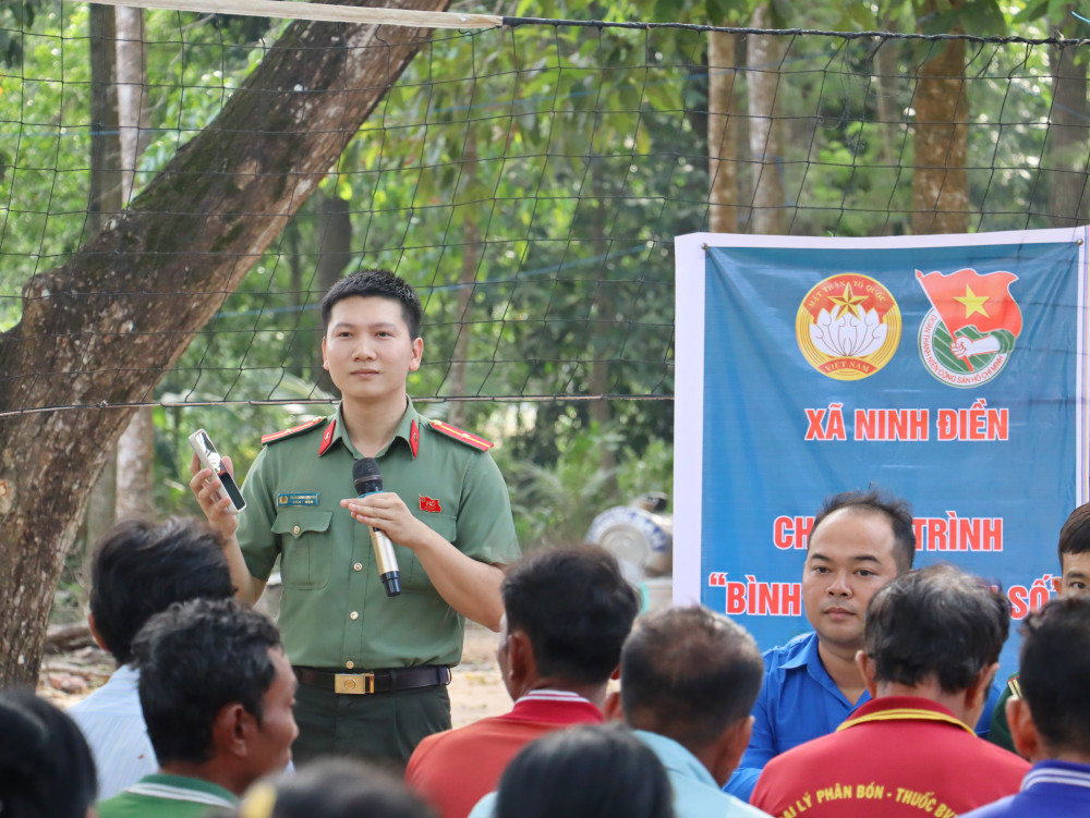Đoàn Thanh niên Chi đoàn Công an xã Ninh Điền tuyên truyền lợi ích của việc thực hiện dịch vụ công trực tuyến